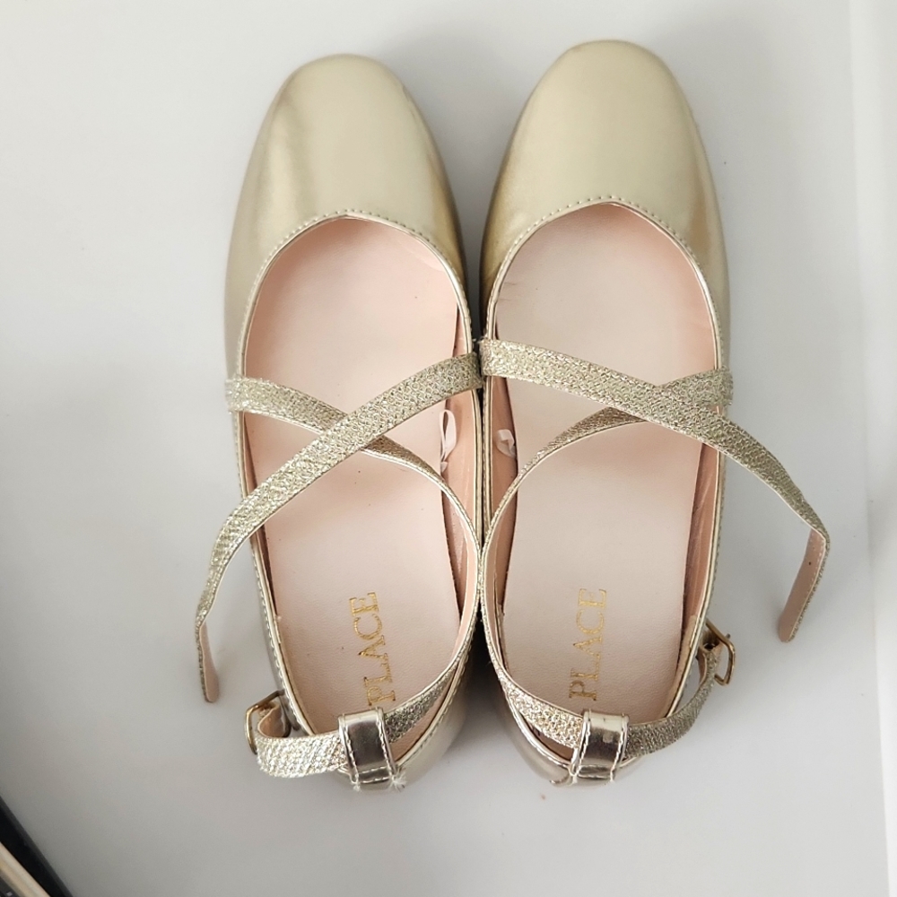 Gold girls dress shoes Children's Place size 3 EUC